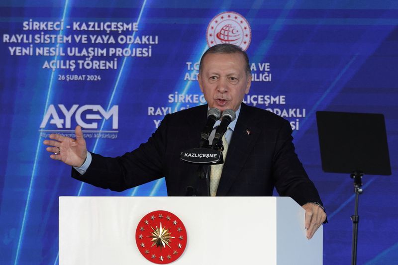 &copy; Reuters. الرئيس التركي رجب طيب أردوغان يتحدث خلال حفل افتتاح مشروع للسكك الحديدية في إسطنبول يوم 26 فبراير شباط 2024. تصوير: مراد سيزار - رويترز