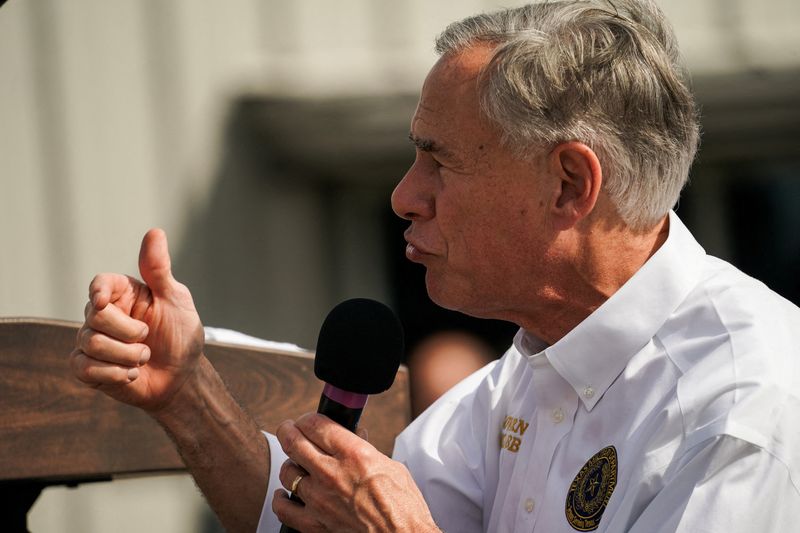 &copy; Reuters. FILE PHOTO: Texas Governor Greg Abbott attends the event for Republican presidential candidate and former U.S. President Donald Trump during his visit at the southern border in Edinburg, Texas, U.S. November 19, 2023.  REUTERS/Go Nakamura/File Photo