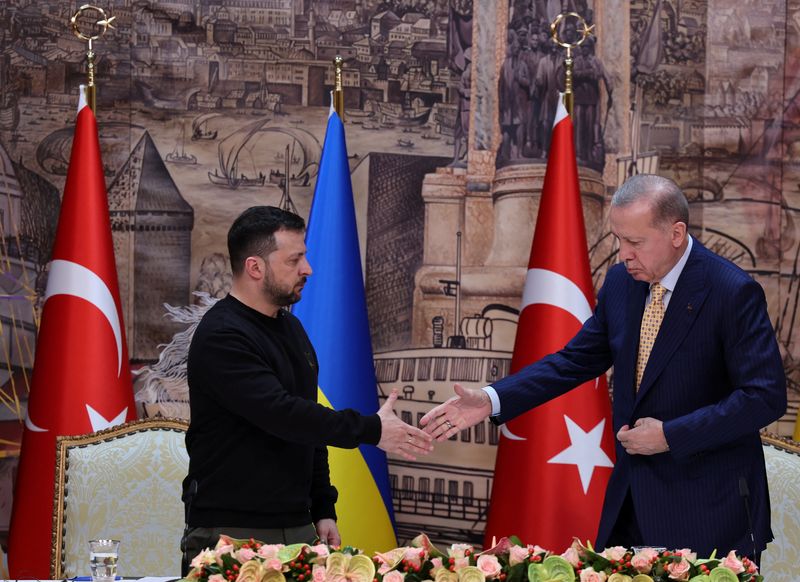 &copy; Reuters. Le président turc Erdogan et son homologue ukrainien Zelensky à Istanbul. /Photo prise le 8 mars 2024M/REUTERS/Umit Bektas