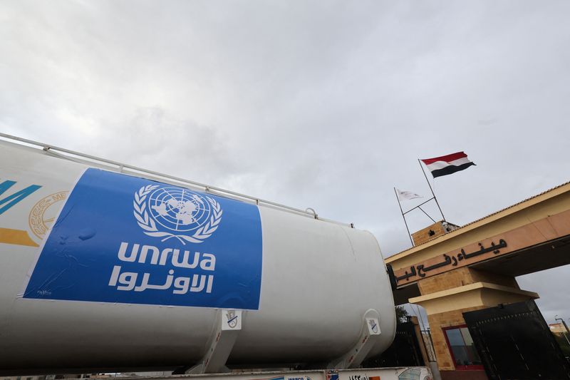 &copy; Reuters. شعار وكالة غوث وتشغيل اللاجئين الفلسطينيين (أونروا) التابعة لمنظمة الأمم المتحدة على شاحنة لإيصال مساعدات إنسانية إلى قطاع غزة لدى عبورها م