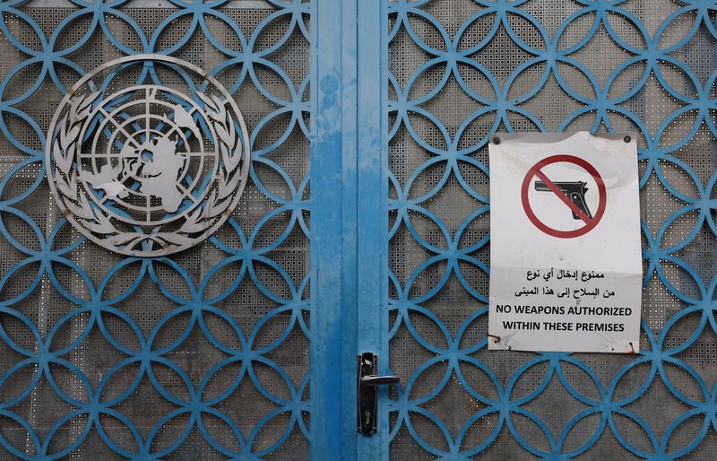 &copy; Reuters. باب مدرسة تابعة لوكالة غوث وتشغيل اللاجئين الفلسطينيين (الأونروا) التابعة لمنظمة الأمم المتحدة في مخيم العايدة للاجئين في بيت لحم بالضفة ال