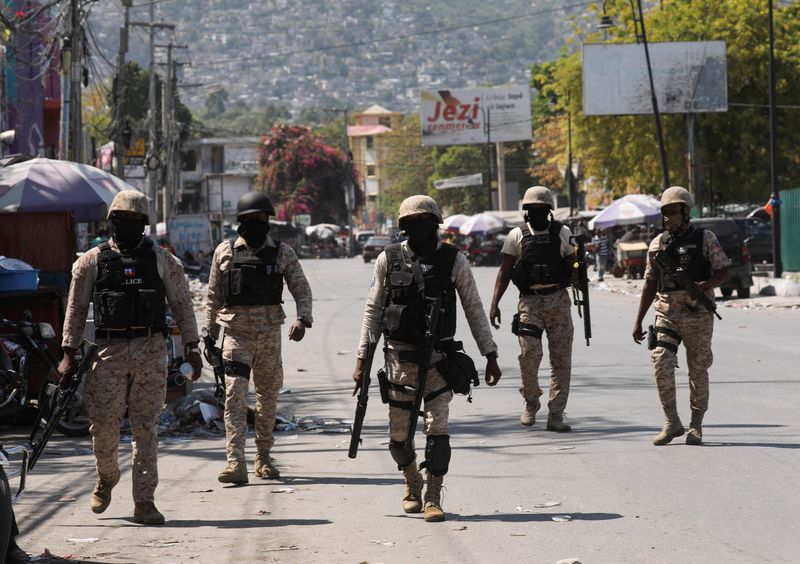 &copy; Reuters. La policía patrulla una calle después de que las autoridades prorrogaran el estado de emergencia en medio de la violencia de bandas que ha amenazado con derribar el gobierno, obligando a miles de personas a huir de sus hogares, en Puerto Príncipe, Hait