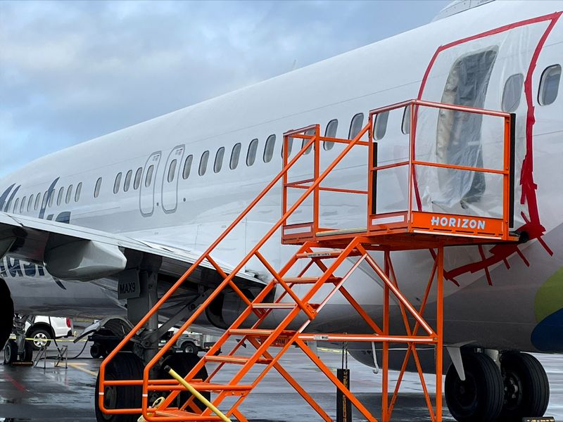 &copy; Reuters. طائرة من طراز 737 ماكس 9، تابعة لشركة طيران ألاسكا والتي اضطرت إلى القيام بهبوط اضطراري بسبب انفصال قابس الباب الخاص بها، خلال التحقيقات في ال