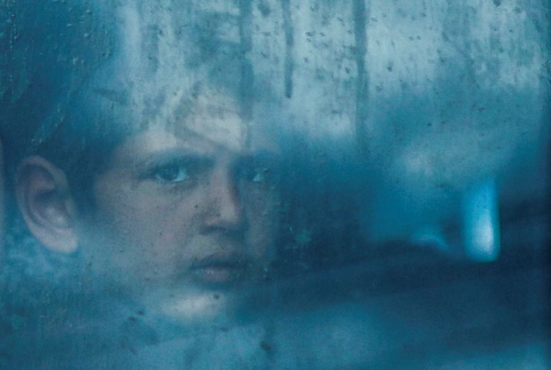 © Reuters. A displaced Palestinian looks out from a bus window, amid the ongoing conflict between Israel and the Palestinian Islamist group Hamas, in Rafah, in the southern Gaza Strip March 9, 2024. REUTERS/Mohammed Salem