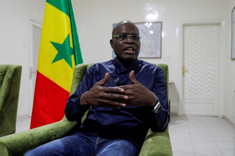 &copy; Reuters. Le candidat à la présidentielle sénégalaise Khalifa Sall lors d'une interview avec Reuters au siège de son parti à Dakar, au Sénégal. /Photo prise le 8 mars 2024/REUTERS/Ngouda Dione