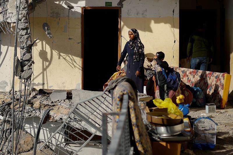 &copy; Reuters. A Palestinian woman and a child look on at the site of an Israeli air strike on a building, amid the ongoing conflict between Israel and the Palestinian Islamist group Hamas, in Rafah, in the southern Gaza Strip March 9, 2024. REUTERS/Mohammed Salem