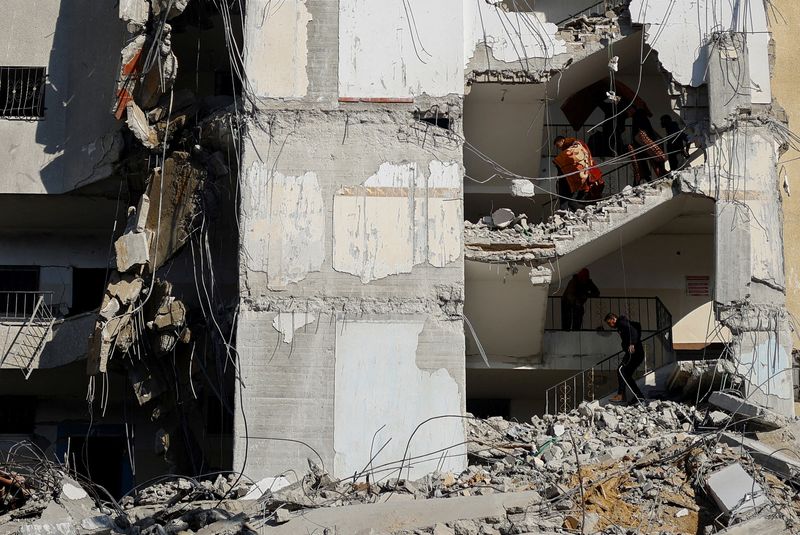 &copy; Reuters. Le site d'une frappe aérienne israélienne sur un bâtiment, dans le cadre du conflit actuel entre Israël et le groupe islamiste palestinien Hamas, à Rafah, dans le sud de la bande de Gaza. /Photo prise le 9 mars 2024/REUTERS/Mohammed Salem
