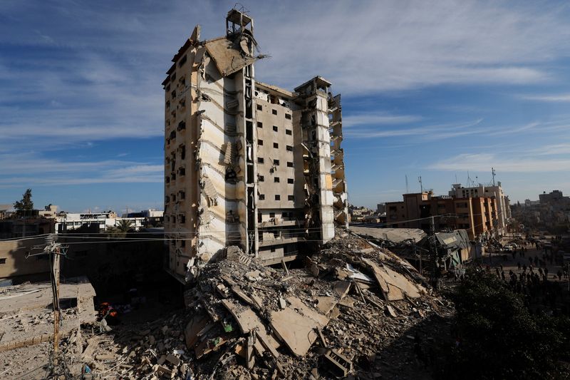&copy; Reuters. Vista del lugar de un ataque aéreo israelí contra un edificio, en medio del actual conflicto entre Israel y el grupo islamista palestino Hamás, en Ráfah, en el sur de la Franja de Gaza. 9 de marzo de 2024. REUTERS/Mohammed Salem