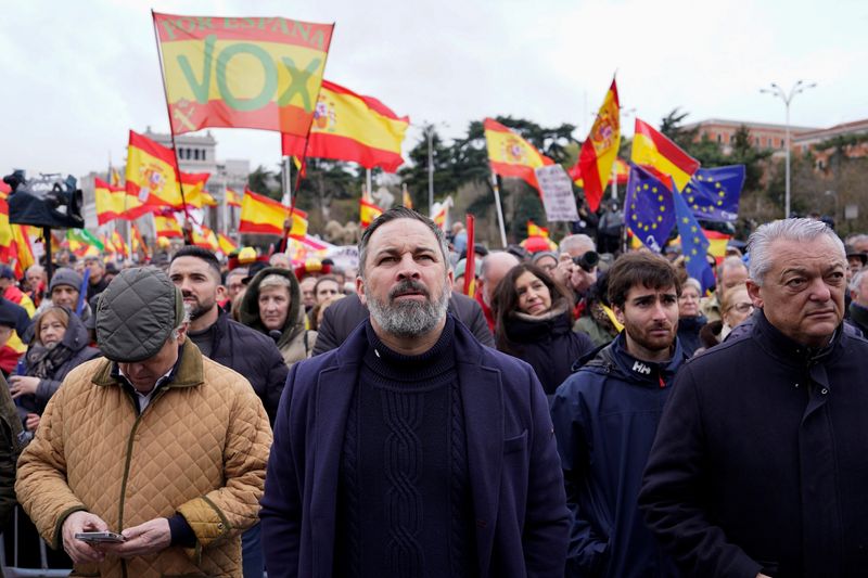 &copy; Reuters. El líder del partido español Vox, Santiago Abascal, asiste a una protesta de partidos conservadores y de extrema derecha y organizaciones de la sociedad civil contra el presidente del Gobierno, Pedro Sánchez, en la plaza de Cibeles de Madrid, España. 