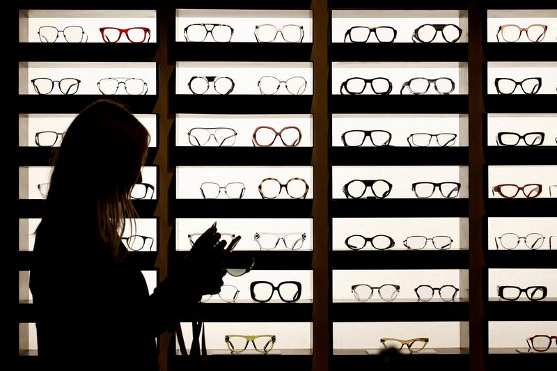 &copy; Reuters. Photo d'archives de lunettes fabriquées par EssilorLuxottica, exposées au SILMO à Villepinte, près de Paris. /Photo prise le 24 septembre 2022/REUTERS/Benoit Tessier
