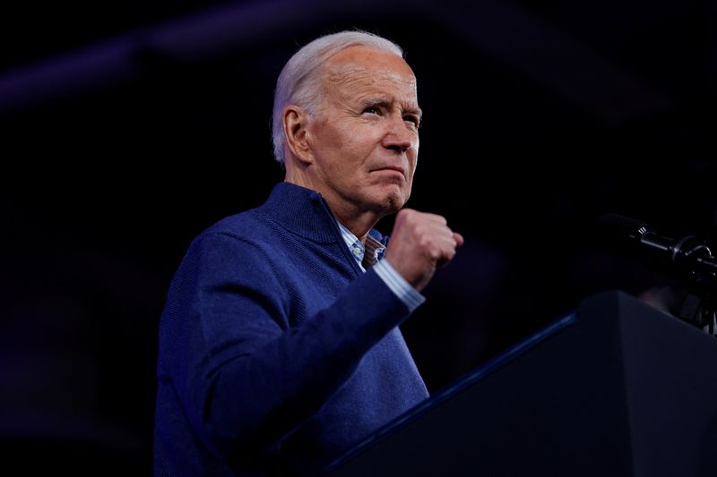&copy; Reuters. U.S. President Joe Biden gestures during a campaign event at Strath Haven Middle School in Wallingford, Pennsylvania, U.S, March 8, 2024. REUTERS/Evelyn Hockstein/File Photo