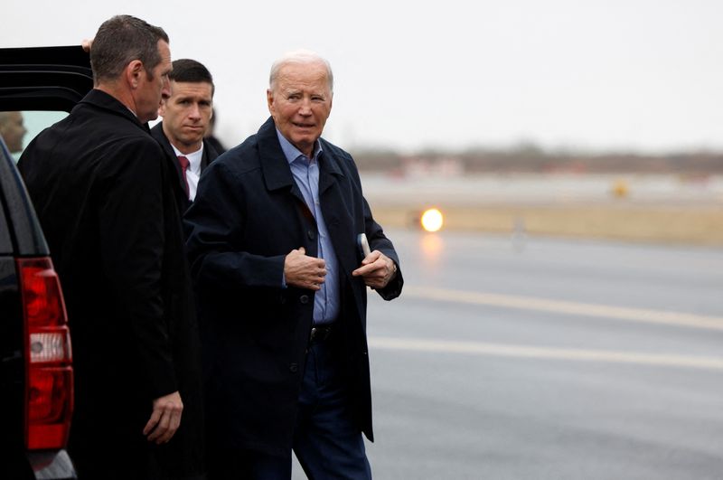 © Reuters. U.S. President Joe Biden departs Philadelphia International Airport for a campaign trip to Georgia, in Philadelphia, Pennsylvania, U.S., March 9, 2024. REUTERS/Evelyn Hockstein