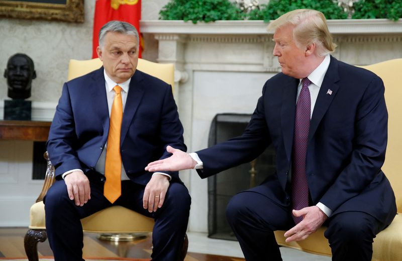 &copy; Reuters. الرئيس الأمريكي السابق دونالد ترامب ورئيس الوزراء المجري فيكتور أوربان في البيت الأبيض بواشنطن في صورة من أرشيف رويترز.