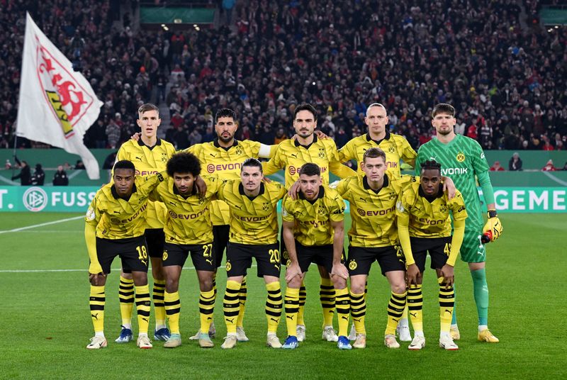 &copy; Reuters. لاعبو بروسيا دورتموند يلتقطون صورة جماعية قبل إحدى مبارياتهم في كأس ألمانيا لكرة القدم في السادس من ديسمبر كانون الأول 2023 . تصوير: أنجيليكا 