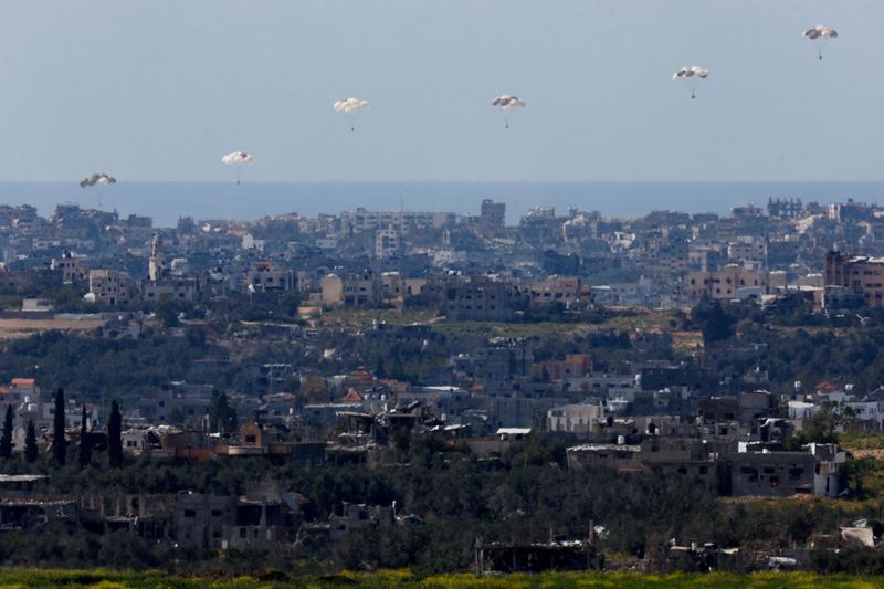 © Reuters. Packages fall towards northern Gaza after being dropped from a military aircraft, March 9, 2024. REUTERS/Amir Cohen