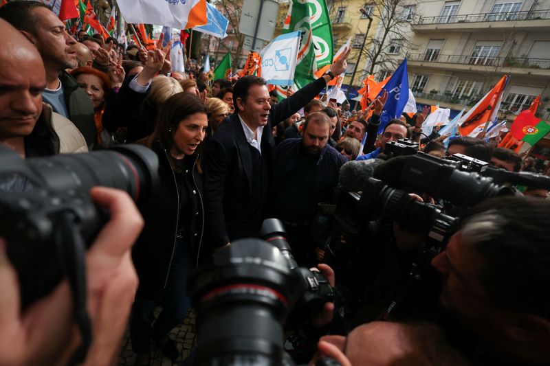 &copy; Reuters. Social Democratic (PSD) and Democratic Aliance (AD) leader Luis Montenegro gestures at the crowd during a rally on the last day of the campaign ahead of the snap elections in Lisbon, Portugal, March 8, 2024. REUTERS/Pedro Nunes