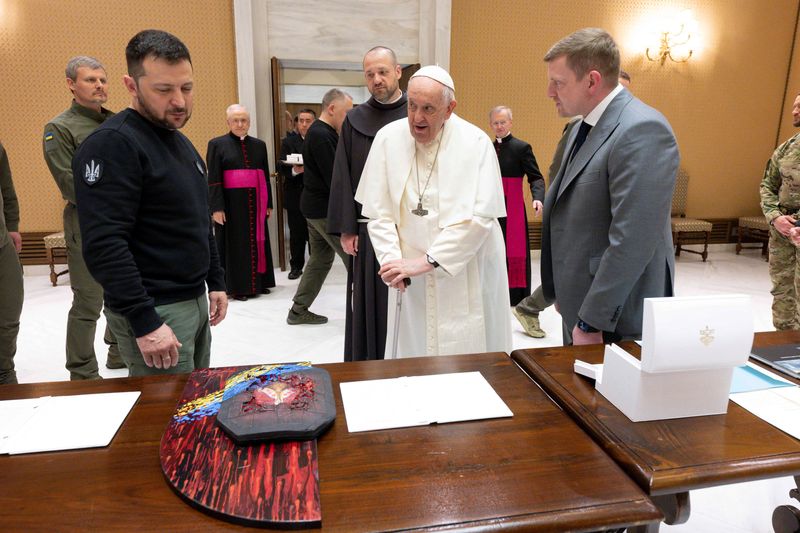 © Reuters. FILE PHOTO: Pope Francis meets with Ukrainian President Volodymyr Zelenskiy, at the Vatican, May 13, 2023. Vatican Media/­Handout via REUTERS/File photo