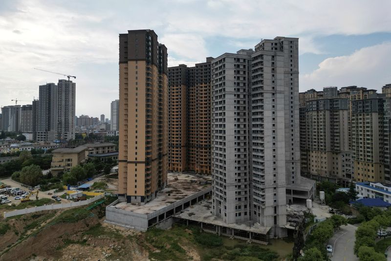 &copy; Reuters. 中国の倪虹・住宅都市農村建設相は９日、低迷する住宅販売について、「強制的」かつ「秩序だった」方法で改善させる考えを表明した。写真は陝西省銅川市で撮影（２０２４年　ロイター