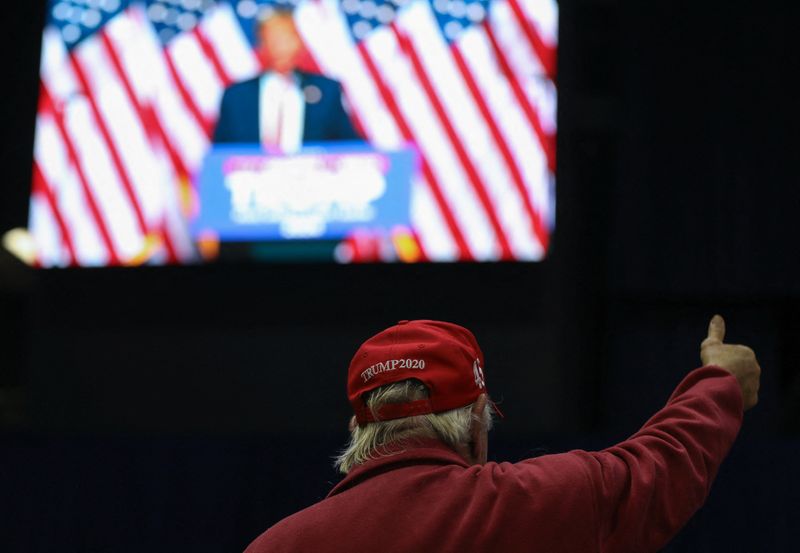 &copy; Reuters. Un partisan regarde le meeting de campagne de Donald Trump dans l'Etat de Géorgie. /Photo prise le 9 mars 2024/REUTERS/Alyssa Pointer