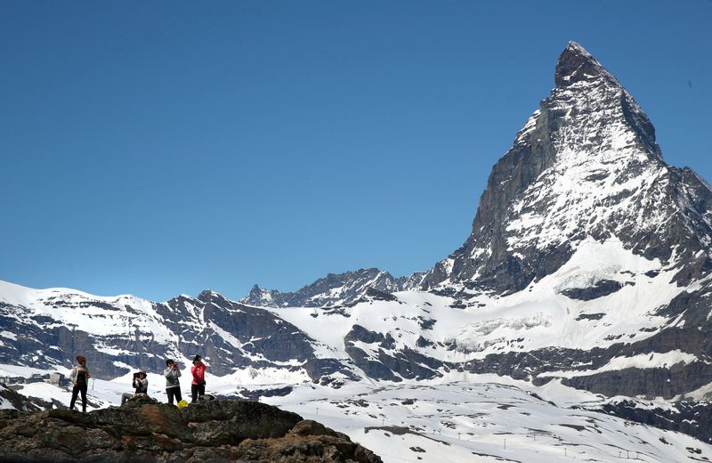 &copy; Reuters. FILE PHOTO: Tourists take a picture in front of the Matterhorn mountain at the Gornergrat in Zermatt, Switzerland June 2, 2019. REUTERS/Denis Balibouse