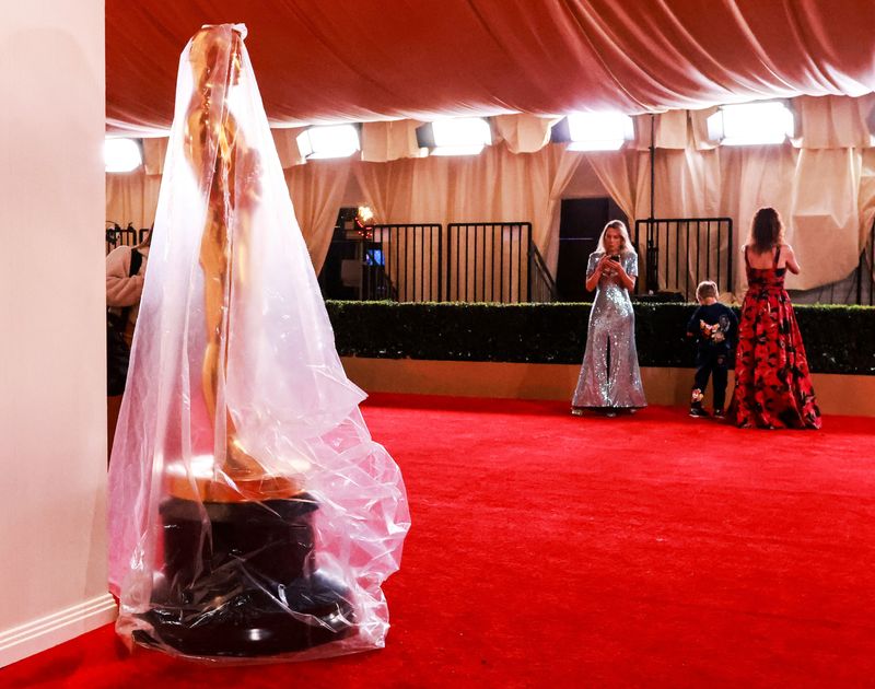 &copy; Reuters. Una estatua de los Oscar es cubierta de plástico mientras continúan los preparativos para la edición 96 de los Premios de la Academia en Los Ángeles, California, Estados Unidos. 9 de marzo de 2024. REUTERS/Aude Guerrucci