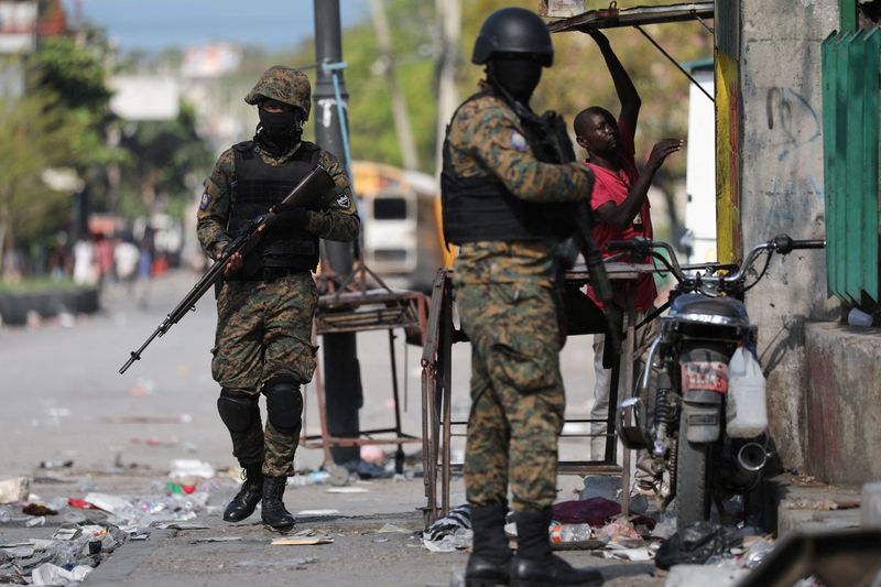 &copy; Reuters. FOTO DE ARCHIVO: Agentes de policía patrullan mientras Haití permanece en estado de emergencia debido a la violencia, en Puerto Príncipe, Haití. 9 de marzo de 2024. REUTERS/Ralph Tedy Erol/Archivo