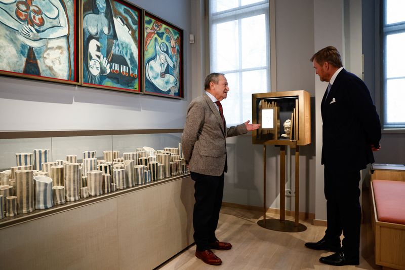 &copy; Reuters. Dutch King Willem Alexander gets a tour at the National Holocaust Museum in Amsterdam, Netherlands, March 10, 2024. REUTERS/Piroschka van de Wouw/Pool
