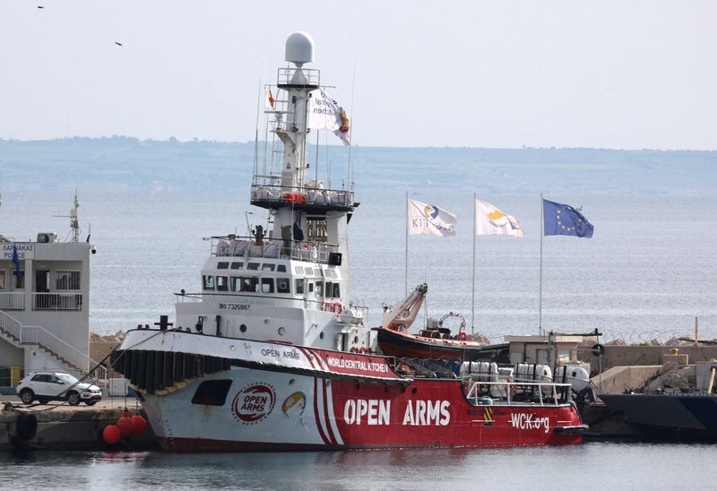 &copy; Reuters. سفينة الإنقاذ الإسبانية أوبن آرمز التابعة لمنظمة غير حكومية في ميناء لارنكا بقبرص يوم السبت. تصوير: يانيس كورت أوغلو - رويترز

