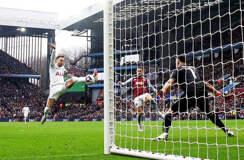 &copy; Reuters. لاعب توتنهام هوتسبير جيمس ماديسون يسجل الهدف الأول لفريقه في شباك أستون فيلا بالدوري الإنجليزي الممتاز لكرة القدم يوم الأحد. تصوير: ديفيد ك