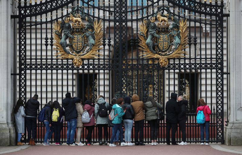 © Reuters. أشخاص أمام قصر بكنجهام في لندن بصورة من أرشيف رويترز.