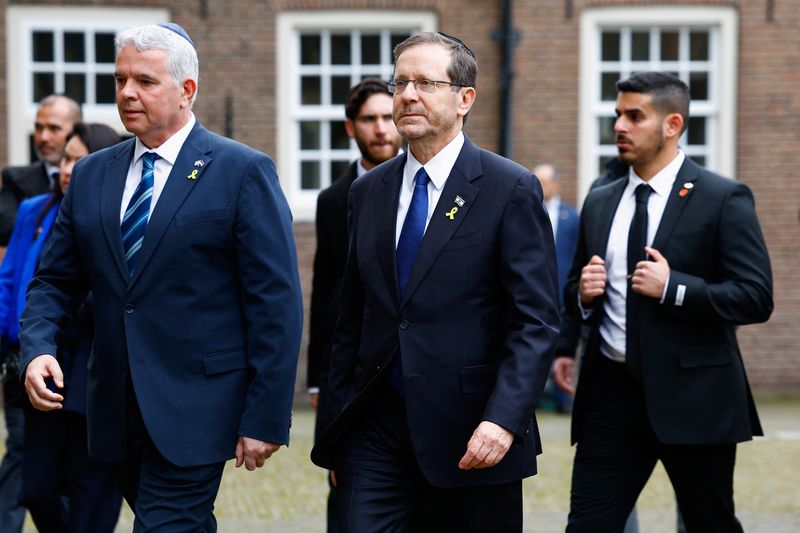 &copy; Reuters. Presidente de Israel, Isaac Herzog, caminha perto da Sinagoga Portuguesa no dia da inauguração do Museu Nacional do Holocausto, em Amesterdã
10/03/2024
REUTERS/Piroschka van de Wouw