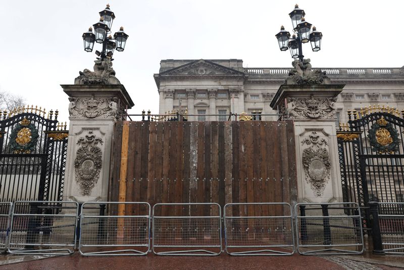 © Reuters. A boarded-up gate is seen at Buckingham Palace after a car drove into it during the early hours of Saturday morning, in London, Britain, March 10, 2024. REUTERS/Hollie Adams