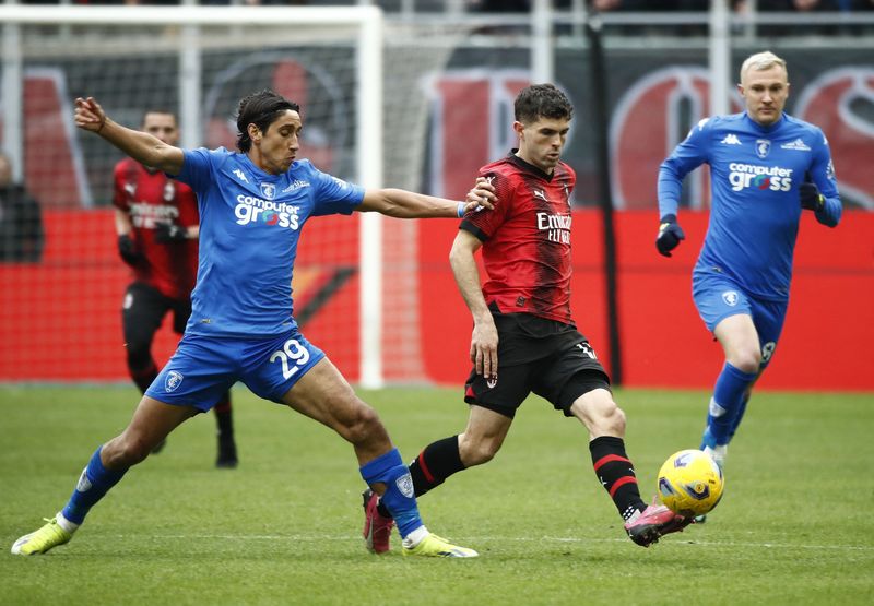 &copy; Reuters. كريستيان بوليسيك لاعب ميلان خلال المباراة أمام إمبولي في دوري الدرجة الأولى الإيطالي لكرة القدم بميلانو يوم الأحد. تصوير: أليساندرو جاروفا