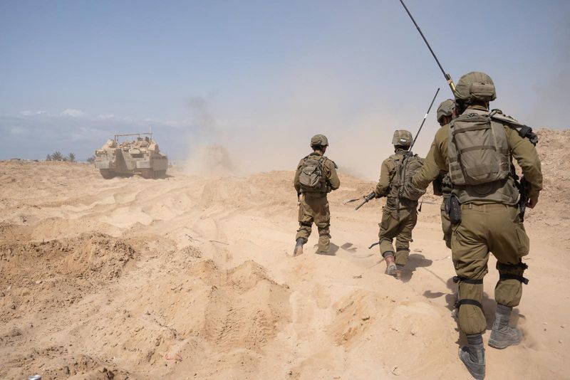 &copy; Reuters. Soldados israelíes operan en la Franja de Gaza en medio del actual conflicto entre Israel y el grupo islamista palestino Hamás, en esta imagen de archivo difundida el 10 de marzo de 2024. Fuerzas de Defensa de Israel/Handout via REUTERS