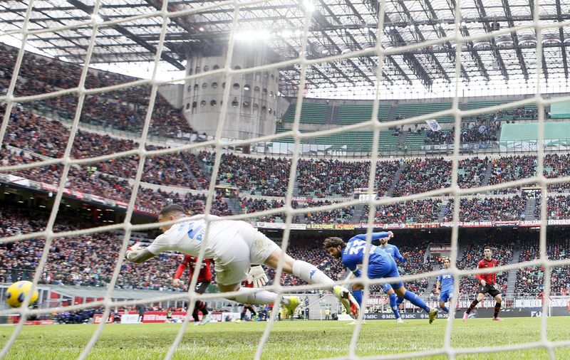 © Reuters. كريستيان بوليسيك لاعب ميلان يسدد هدف فريقه الوحيد في شباك إمبولي بدوري الدرجة الأولى الإيطالي لكرة القدم في ميلانو يوم الأحد. تصوير: أليساندرو جاروفالو - رويترز