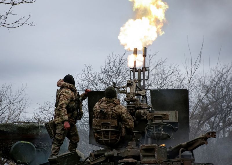 &copy; Reuters. Ukrainian servicemen from air defence unit of the 93rd Mechanized Brigade fire an anti aircraft cannon at a frontline, amid Russia's attack on Ukraine, near the town of Bakhmut, Ukraine March 6, 2024. Radio Free Europe/Radio Liberty/Serhii Nuzhnenko via R