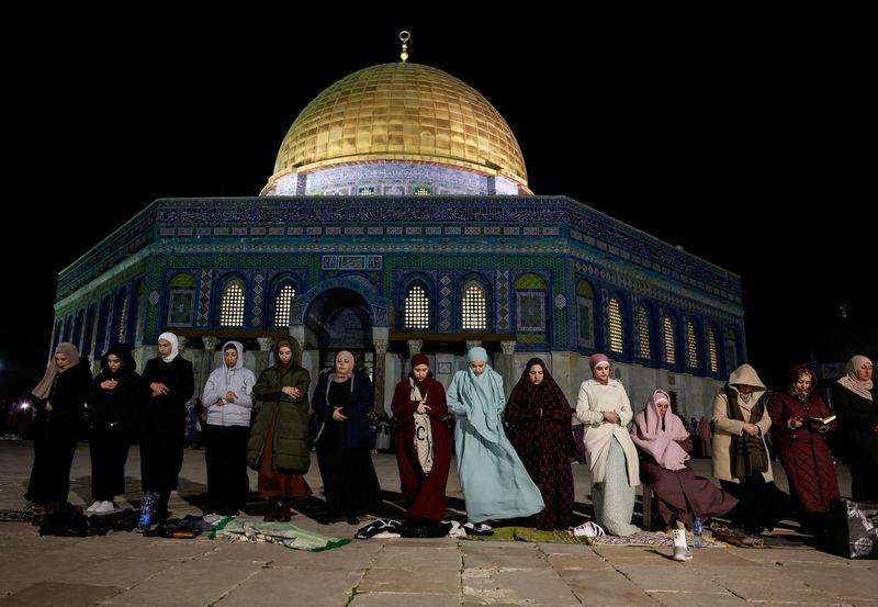 © Reuters. Muslim worshippers take part in the evening 'Tarawih' prayers during Ramadan, at Al-Aqsa compound, known to Jews as Temple Mount, in Jerusalem. REUTERS/Ammar Awad