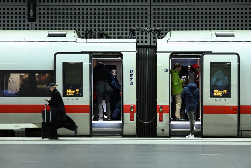 &copy; Reuters. FILE PHOTO: A woman walks past a train at the main train station during a nationwide strike called by Germany's train drivers union GDL over wage increases, in Berlin, Germany, March 7, 2024. REUTERS/Annegret Hilse/File Photo