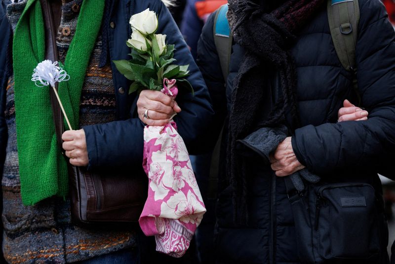 &copy; Reuters. FILE PHOTO: A person holds white roses as people take part in a cross-faith peace march attempting to bridge divisions over the conflict between Israel and the Palestinian Islamist group Hamas, which is causing rising levels of Islamophobia and antisemiti