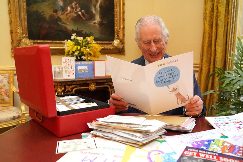&copy; Reuters. FILE PHOTO: Britain's King Charles reads cards and messages, sent by well-wishers following his cancer diagnosis, in the 18th Century Room of the Belgian Suite in Buckingham Palace, London, Britain, February 21, 2024. Jonathan Brady/Pool via REUTERS/File 