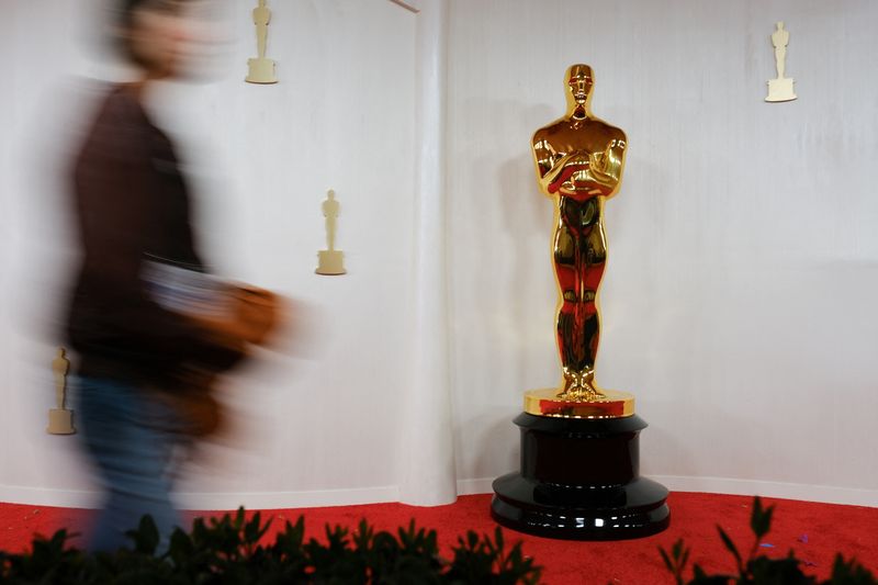 © Reuters. An Oscar statue is seen as preparations continue for the 96th Academy Awards in Los Angeles, California, U.S., March 9, 2024. REUTERS/Kevin Wurm