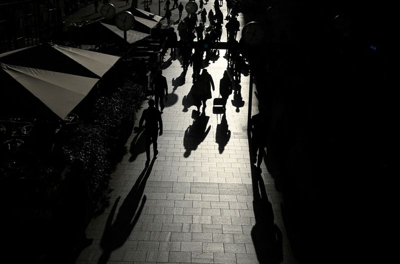 © Reuters. Workers walk through the Canary Wharf financial district in London, Britain, December 7, 2022. REUTERS/Toby Melville