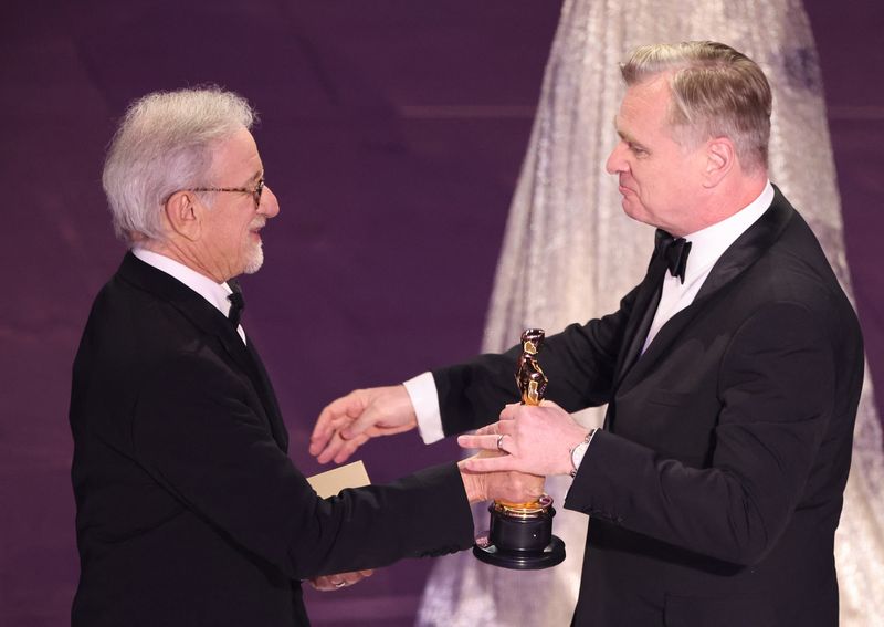© Reuters. Christopher Nolan accepts the Oscar for Best Director for 