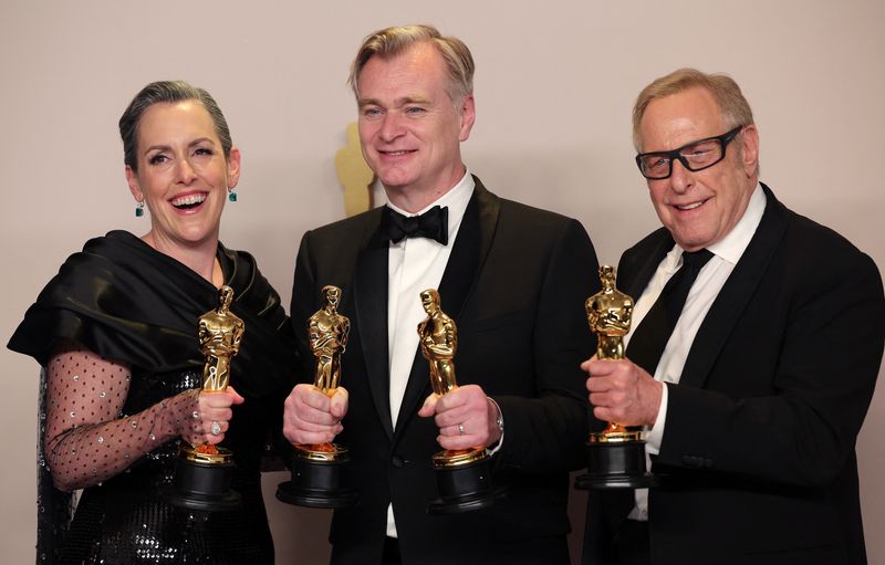 © Reuters. Christopher Nolan, Emma Thomas and Charles Roven pose with the Oscar for Best Picture for 