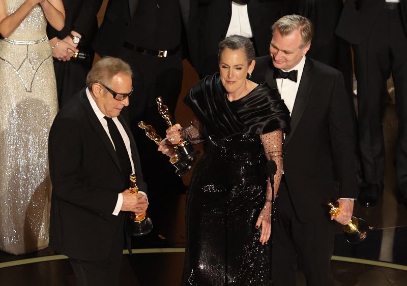 &copy; Reuters. El director Christopher Nolan y los productores Emma Thomas y Charles Roven ganan el Oscar a la Mejor Película por "Oppenheimer" durante la gala de los Oscars en la edición 96 de los Premios de la Academia en Hollywood, Los Ángeles, California, Estados
