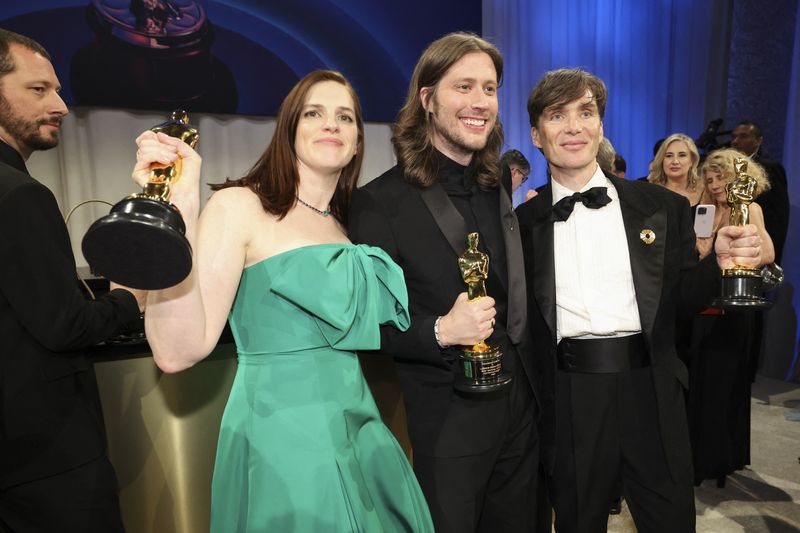 &copy; Reuters. Jennifer Lame, with the Oscar for Best Film Editing for "Oppenheimer", Ludwig Goransson with the Oscar for Best Original Score for "Oppenheimer" and Cillian Murphy with the Best Actor Oscar for "Oppenheimer", pose at the Governors Ball following the Oscar