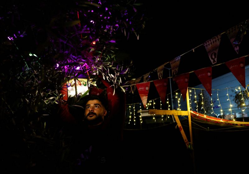 © Reuters. 
نازح فلسطيني يجهز خيمته في رفح جنوبي قطالع غزة استعدادا لاستقبال شهر رمضان يوم السبت . تصوير: محمد سالم - رويترز