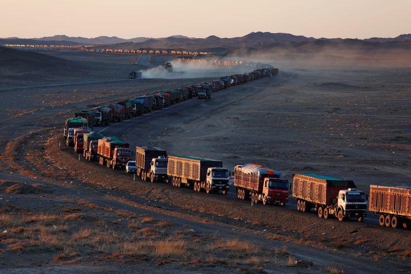 &copy; Reuters. 　３月８日、モンゴル石炭協会の幹部は、２０２４年の中国への石炭輸出について、前年とほぼ同水準の６０００万トンになるとの見通しを示した。石炭を運ぶトラック、ゴビ砂漠で２０１