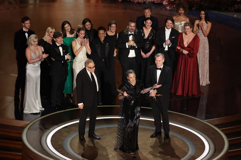 &copy; Reuters. Le réalisateur Christopher Nolan et les producteurs Emma Thomas et Charles Roven remportent l'Oscar du meilleur film pour "Oppenheimer" lors du gala de la 96e cérémonie des Oscars à Hollywood,  à Los Angeles, en Californie, aux États-Unis. /Photo pr