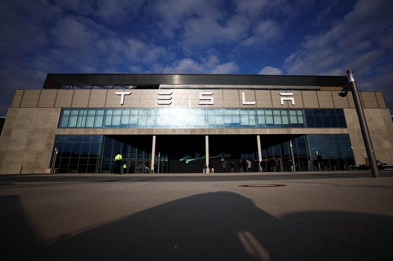 &copy; Reuters. Members of the media stand outside the building of Tesla's production plant in Gruenheide outside Berlin, Germany, March 5, 2024, after the site lost power following a suspected arson attack on a nearby pylon.       REUTERS/Lisi Niesner/file photo